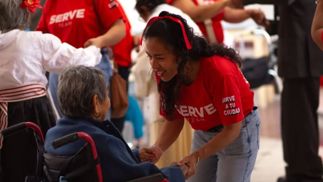 Volunteer serving the community in Peru