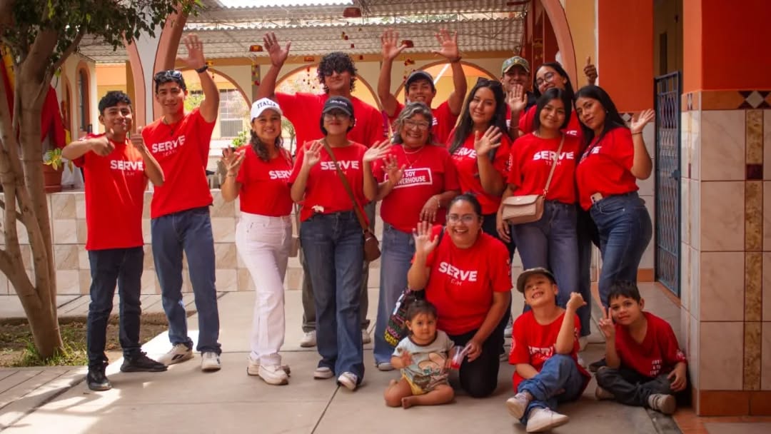 PowerHouse Peru volunteer team